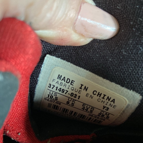 Air Jordan sneakers lightly used black on black red liner sz 10.5 - Picture 8 of 10